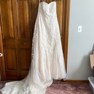 David’s bridal sz 14 NWT wedding dress,was $1000 wasn’t ever worn.